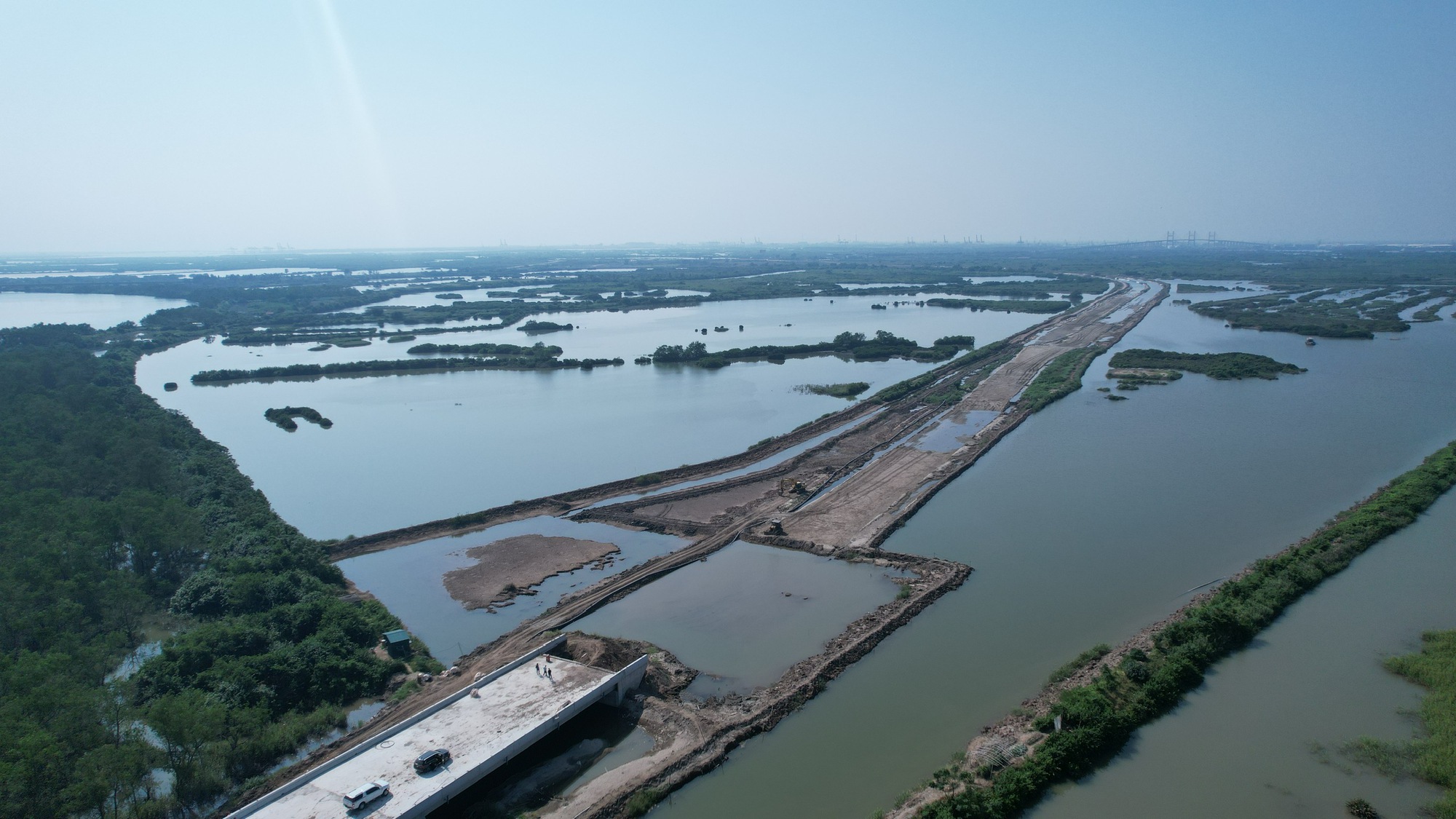 Vì sao dự án đường ven sông hơn 2.100 tỷ đồng thi công ì ạch, liên tiếp chận tiến độ? - Ảnh 1. Vì sao dự án đường ven sông hơn 2.100 tỷ đồng thi công ì ạch, liên tiếp chận tiến độ? - Ảnh 1.