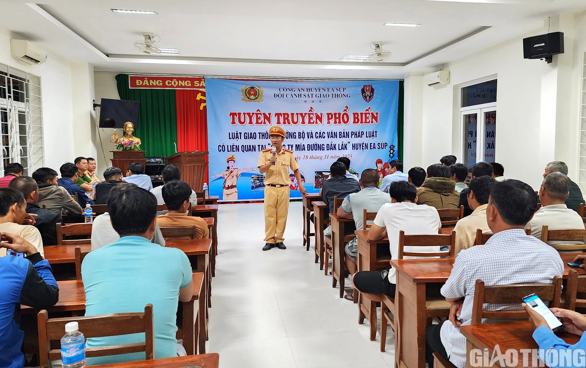 CSGT tuy&ecirc;n truyền, k&iacute; cam kết kh&ocirc;ng chở h&agrave;ng qu&aacute; khổ qu&aacute; tải - Ảnh 1.
