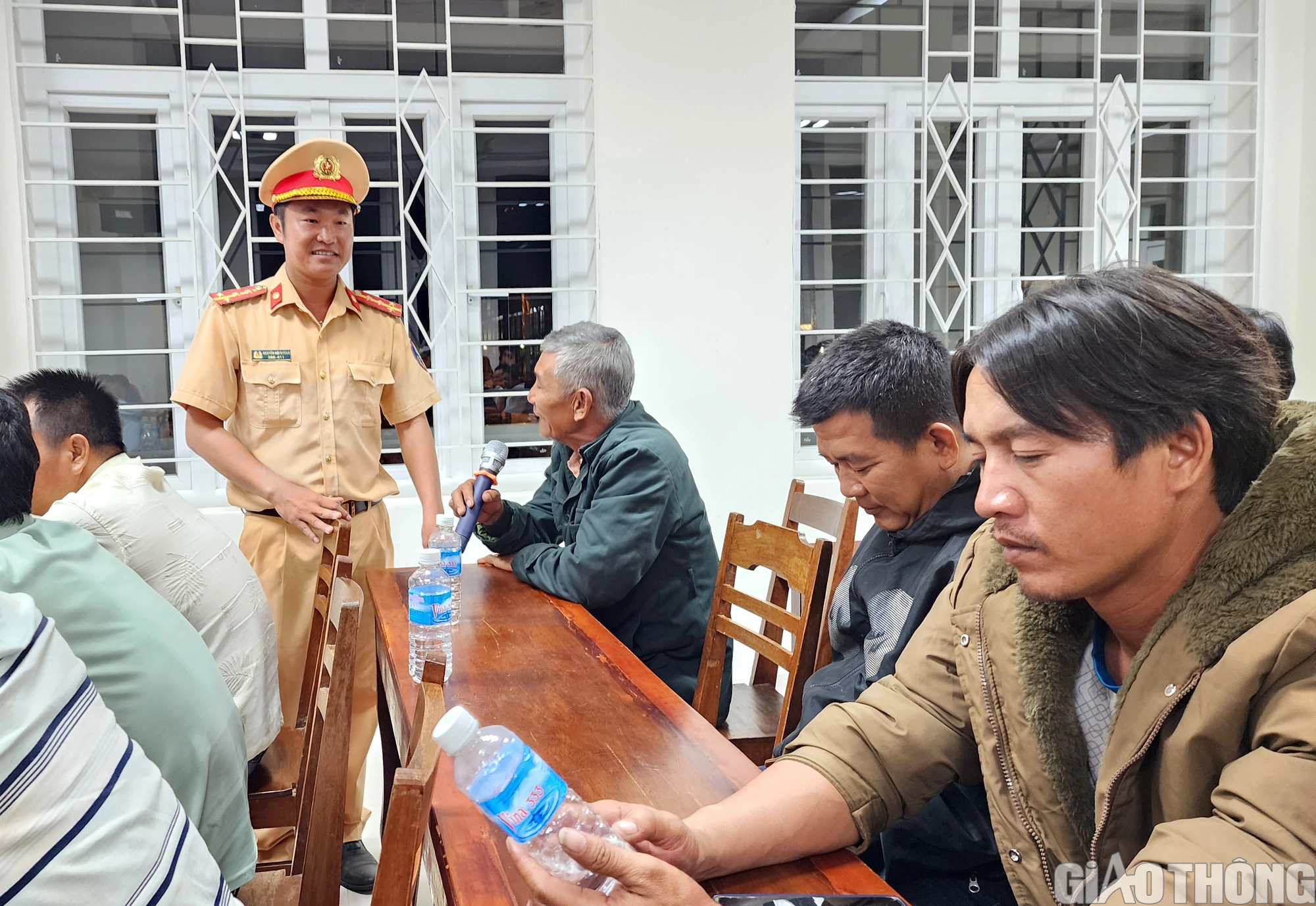 CSGT tuy&ecirc;n truyền, k&iacute; cam kết kh&ocirc;ng chở h&agrave;ng qu&aacute; khổ qu&aacute; tải - Ảnh 2.