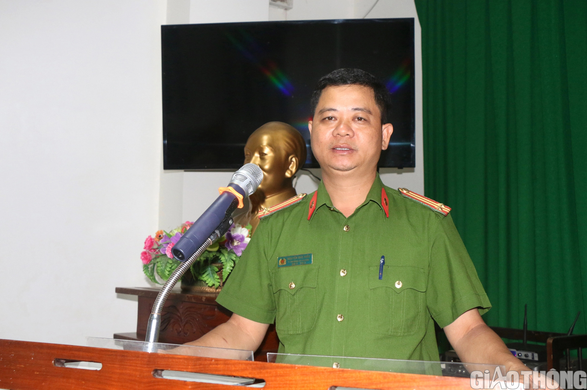 CSGT tuy&ecirc;n truyền, k&iacute; cam kết kh&ocirc;ng chở h&agrave;ng qu&aacute; khổ qu&aacute; tải - Ảnh 4.