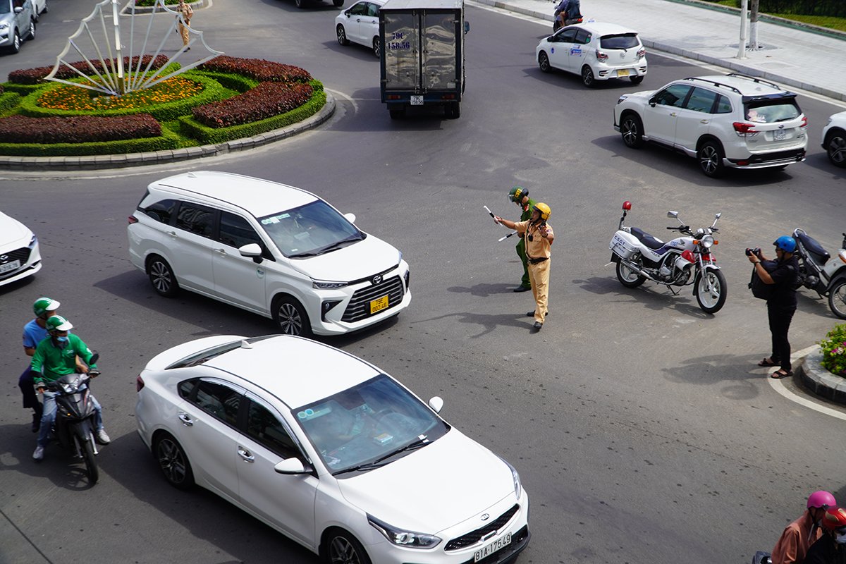 Cần tăng cường sử dụng xe trung chuyển để chở kh&aacute;ch du lịch ở Nha Trang - Ảnh 2.