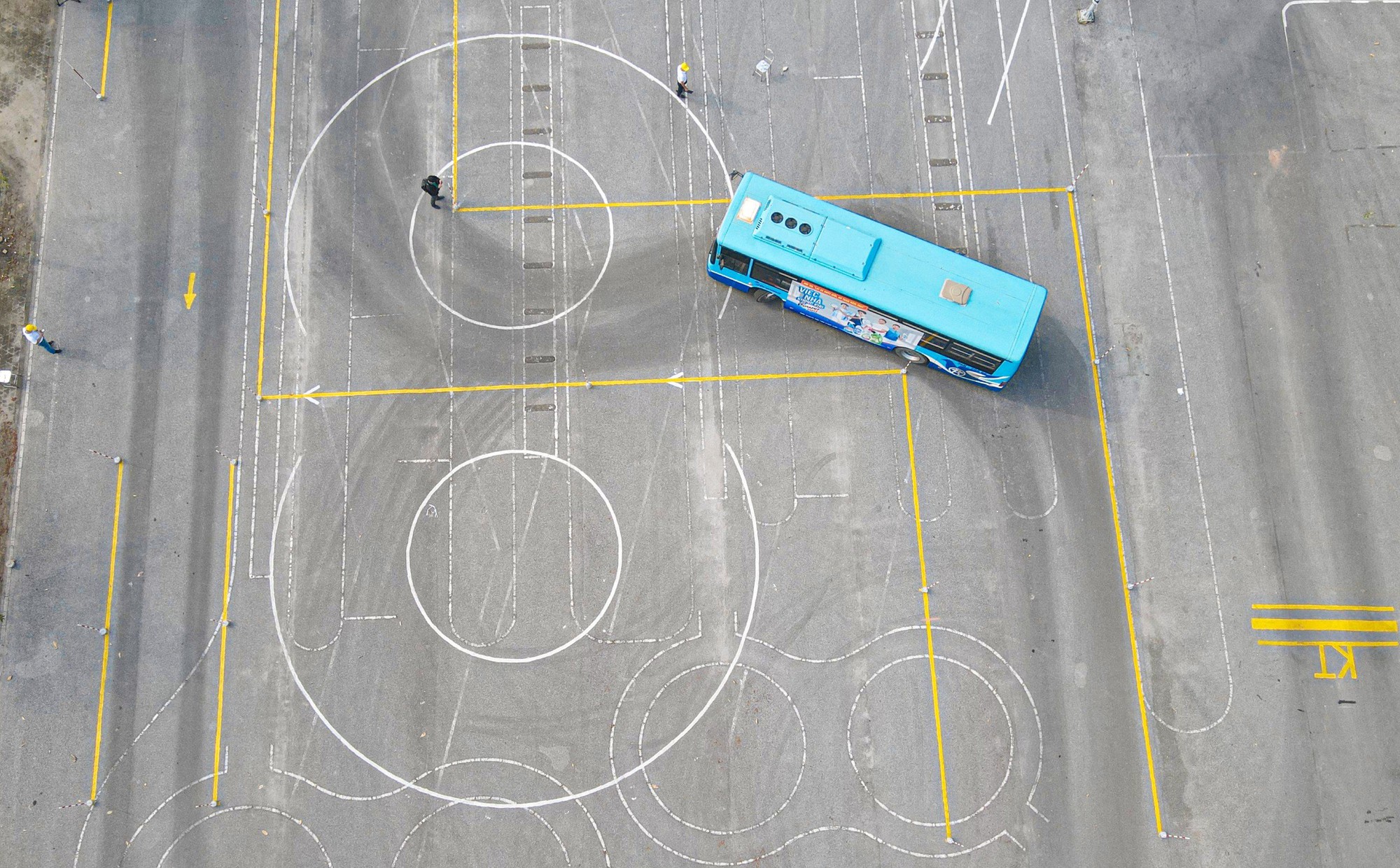 74 tài xế tranh tài tại Hội thi lái xe buýt giỏi, an toàn - Ảnh 4. 74 tài xế tranh tài tại Hội thi lái xe buýt giỏi, an toàn - Ảnh 4.