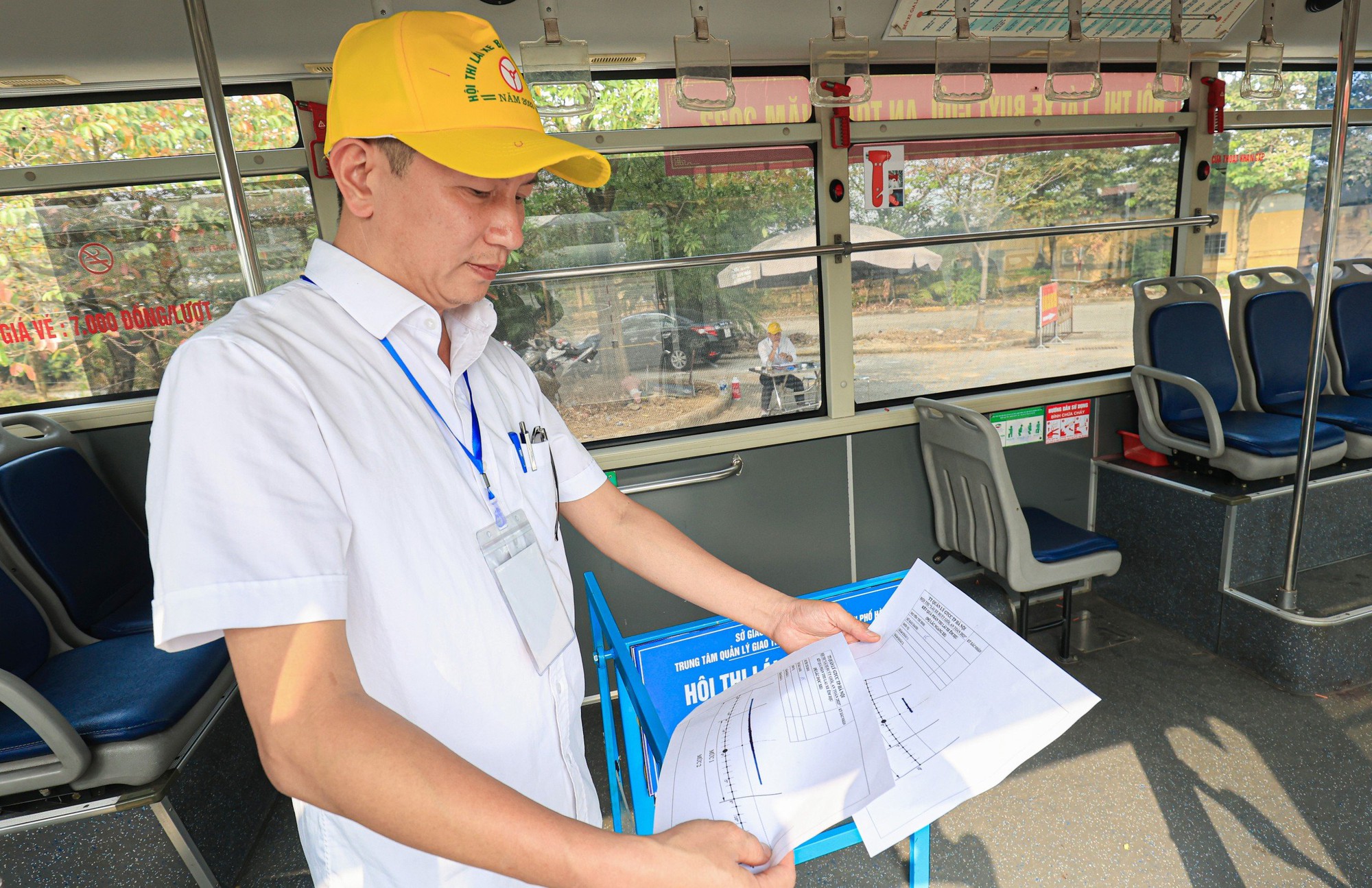 74 tài xế tranh tài tại Hội thi lái xe buýt giỏi, an toàn - Ảnh 10. 74 tài xế tranh tài tại Hội thi lái xe buýt giỏi, an toàn - Ảnh 10.