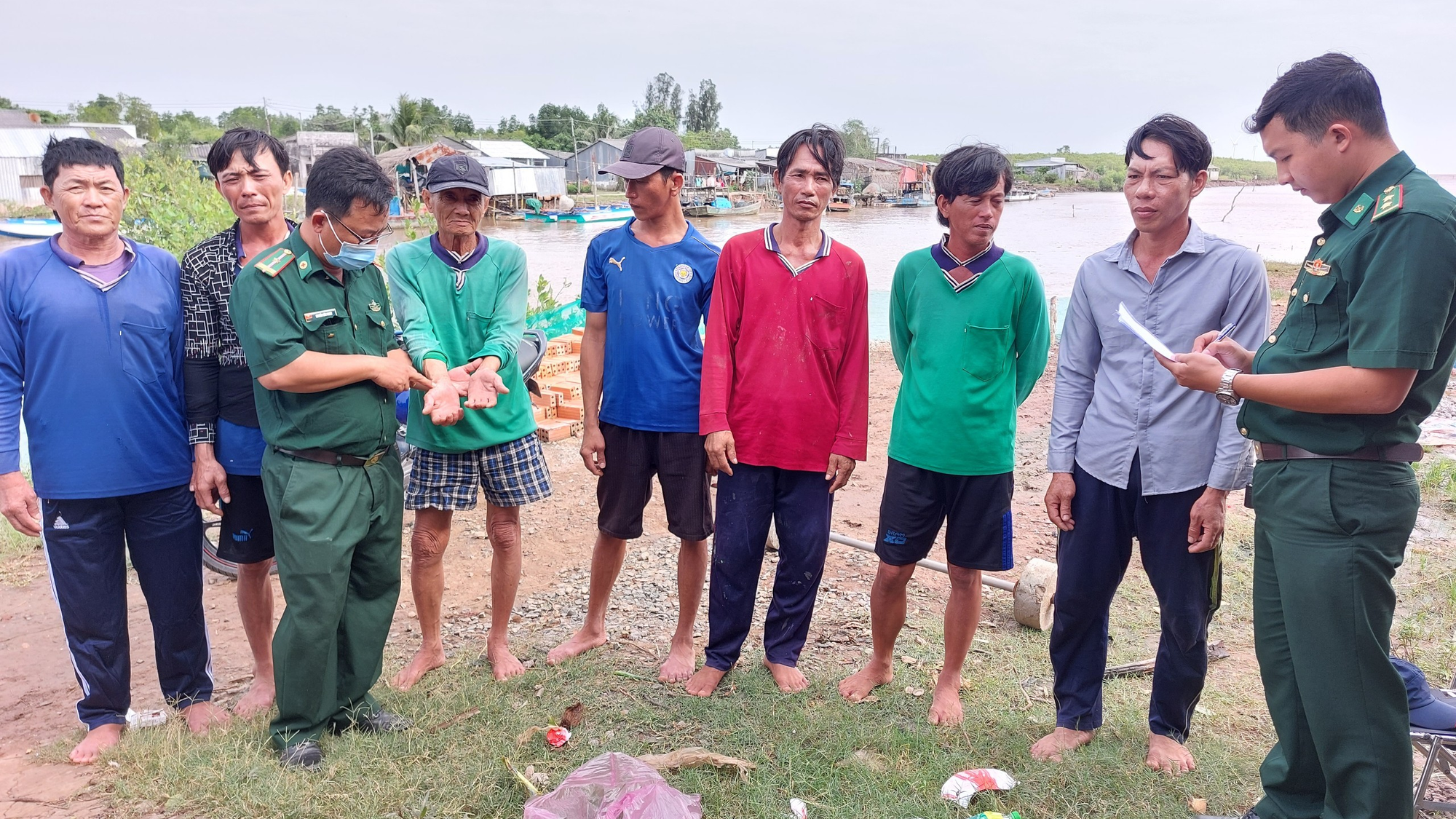 Cứu vớt 7 thuyền vi&ecirc;n bị ch&igrave;m t&agrave;u tr&ocirc;i dạt tr&ecirc;n biển Bạc Li&ecirc;u - Ảnh 1.