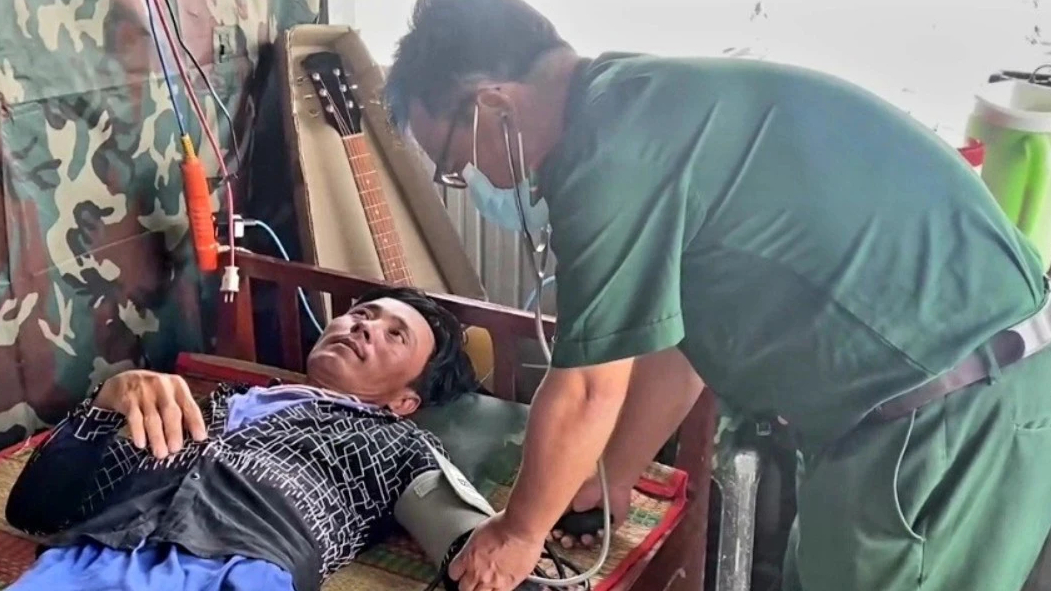 Kịp thời cứu vớt 7 thuyền vi&ecirc;n bị ch&igrave;m t&agrave;u tr&ocirc;i dạt tr&ecirc;n biển Bạc Li&ecirc;u - Ảnh 2.