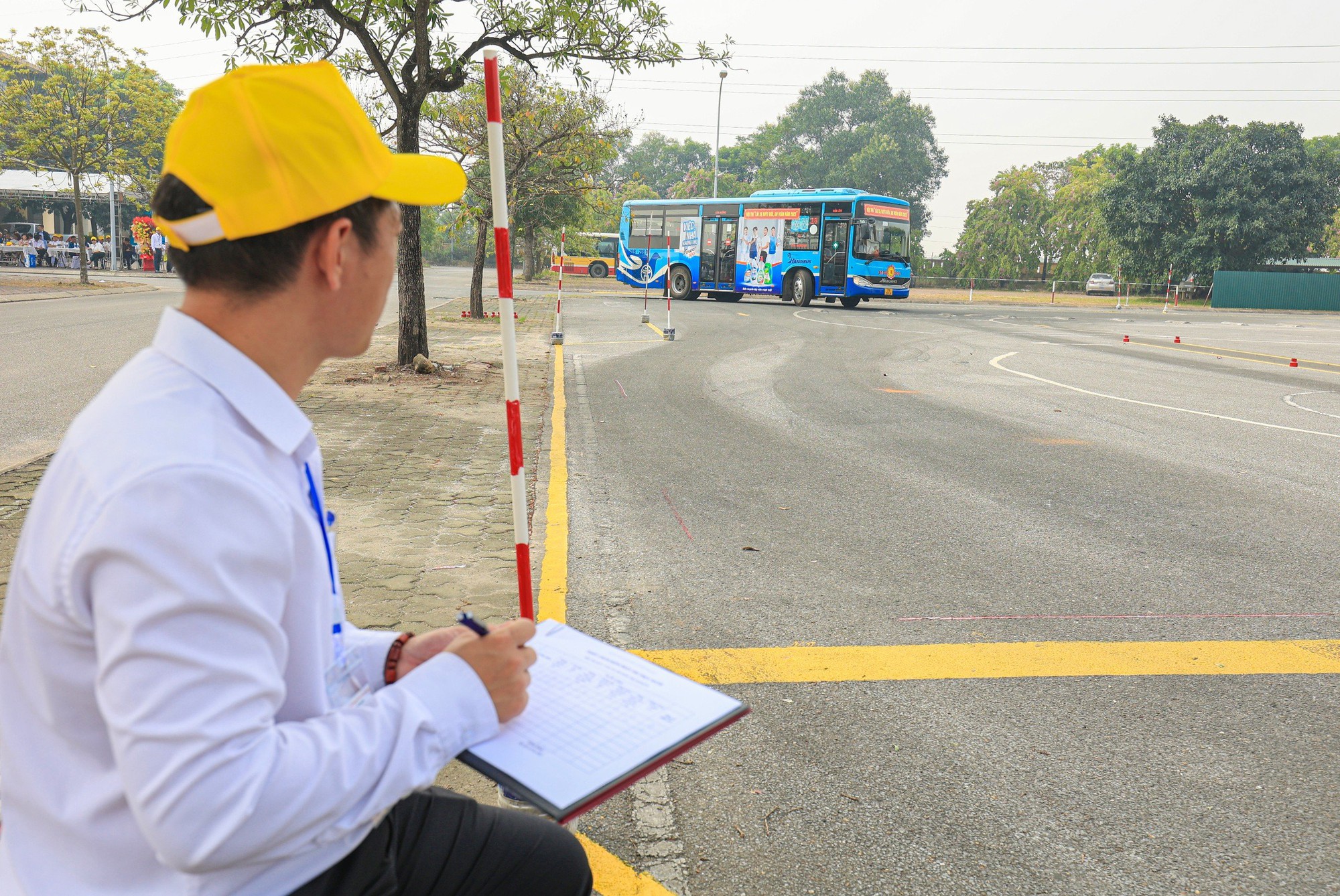 74 tài xế tranh tài tại Hội thi lái xe buýt giỏi, an toàn - Ảnh 11. 74 tài xế tranh tài tại Hội thi lái xe buýt giỏi, an toàn - Ảnh 11.