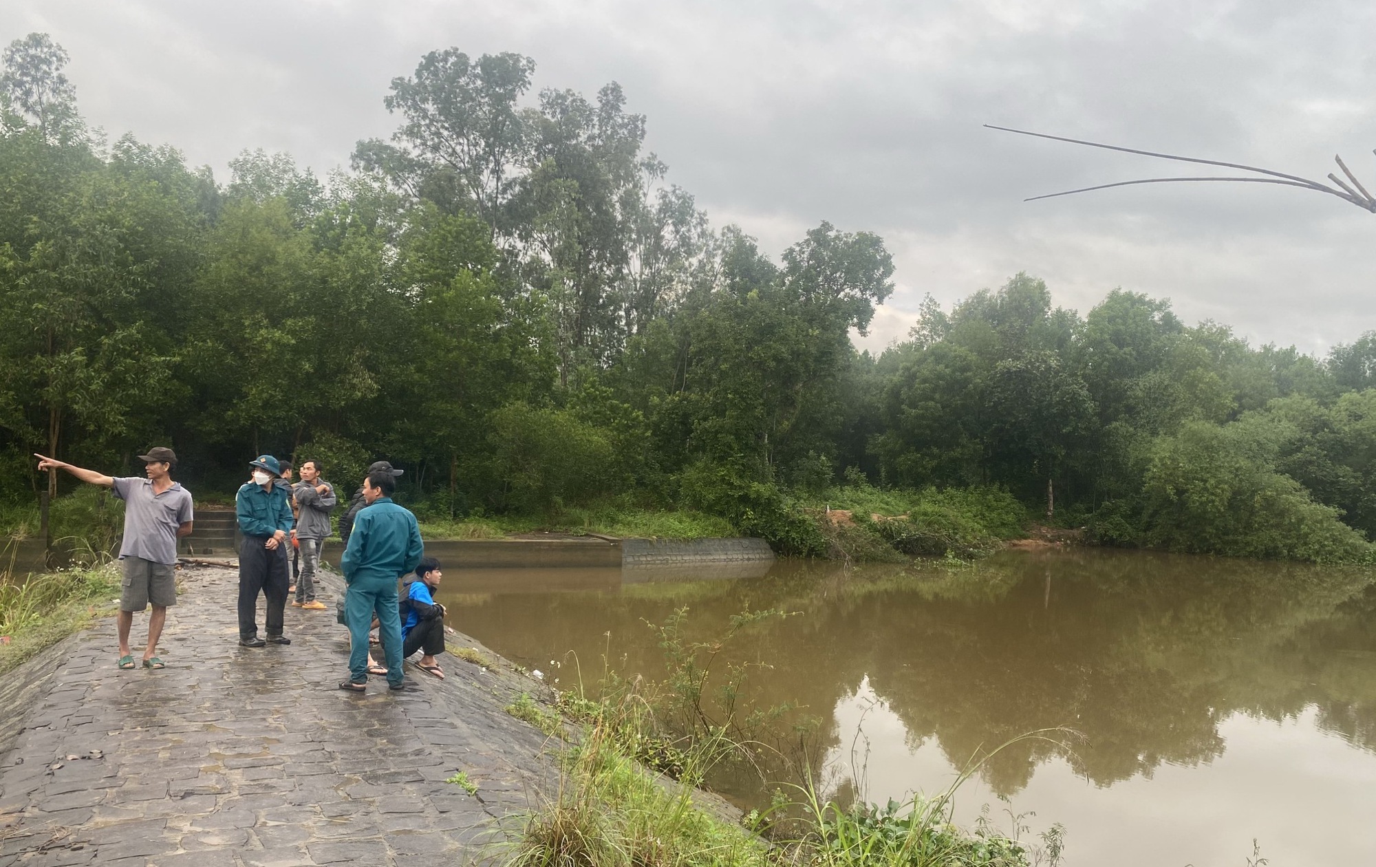 Nam thanh ni&ecirc;n trợt ch&acirc;n xuống hồ s&acirc;u đuối nước khi đi c&acirc;u c&aacute; - Ảnh 1.