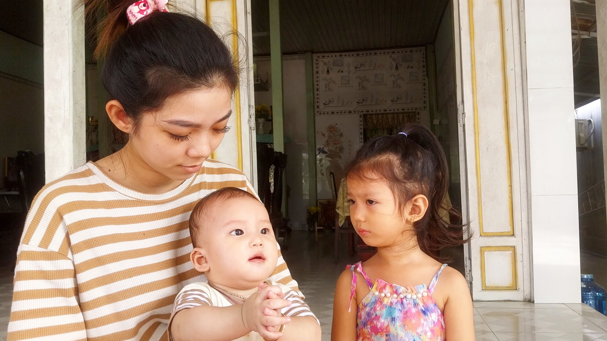 Chồng mất v&igrave; tai nạn giao th&ocirc;ng để lại hai con nhỏ với chồng chất nỗi lo - Ảnh 2.