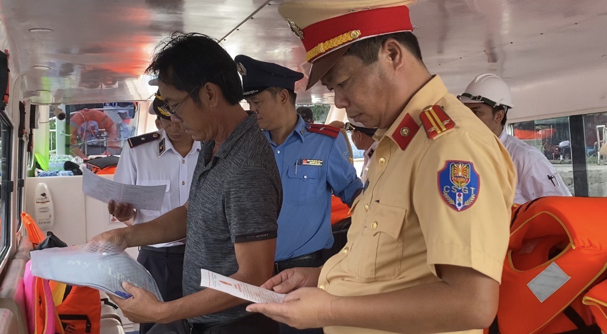 Hơn 2 tỷ đồng xử phạt vi phạm cảng bến, phương tiện - Ảnh 1.