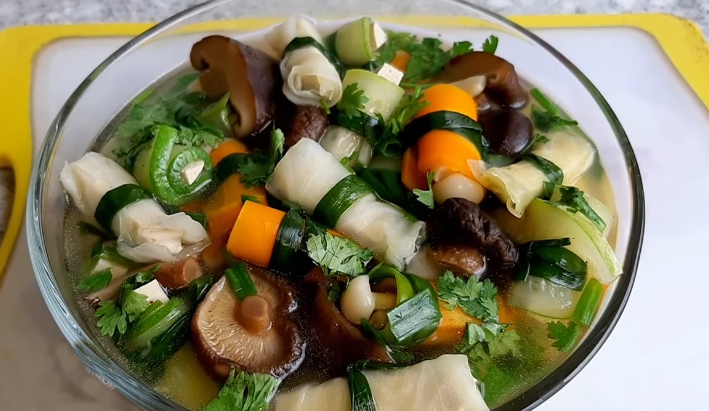 Loại rau m&ugrave;a đ&ocirc;ng gi&uacute;p ngừa cảm lạnh, đừng chỉ luộc nấu c&aacute;ch n&agrave;y vừa ngon lại đẹp  - Ảnh 2.