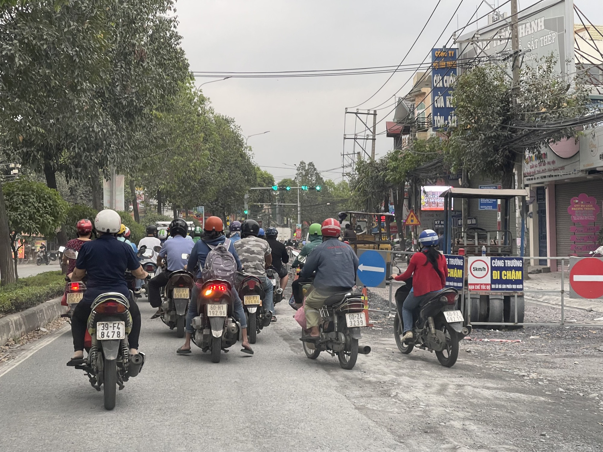 Người d&acirc;n sợ mất an to&agrave;n khi đi qua khu vực thi c&ocirc;ng dự &aacute;n chống ngập - Ảnh 2.
