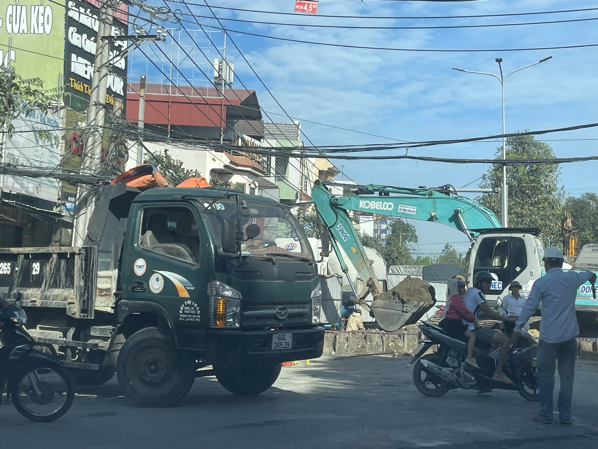 Người d&acirc;n sợ mất an to&agrave;n khi đi qua khu vực thi c&ocirc;ng dự &aacute;n chống ngập - Ảnh 1.
