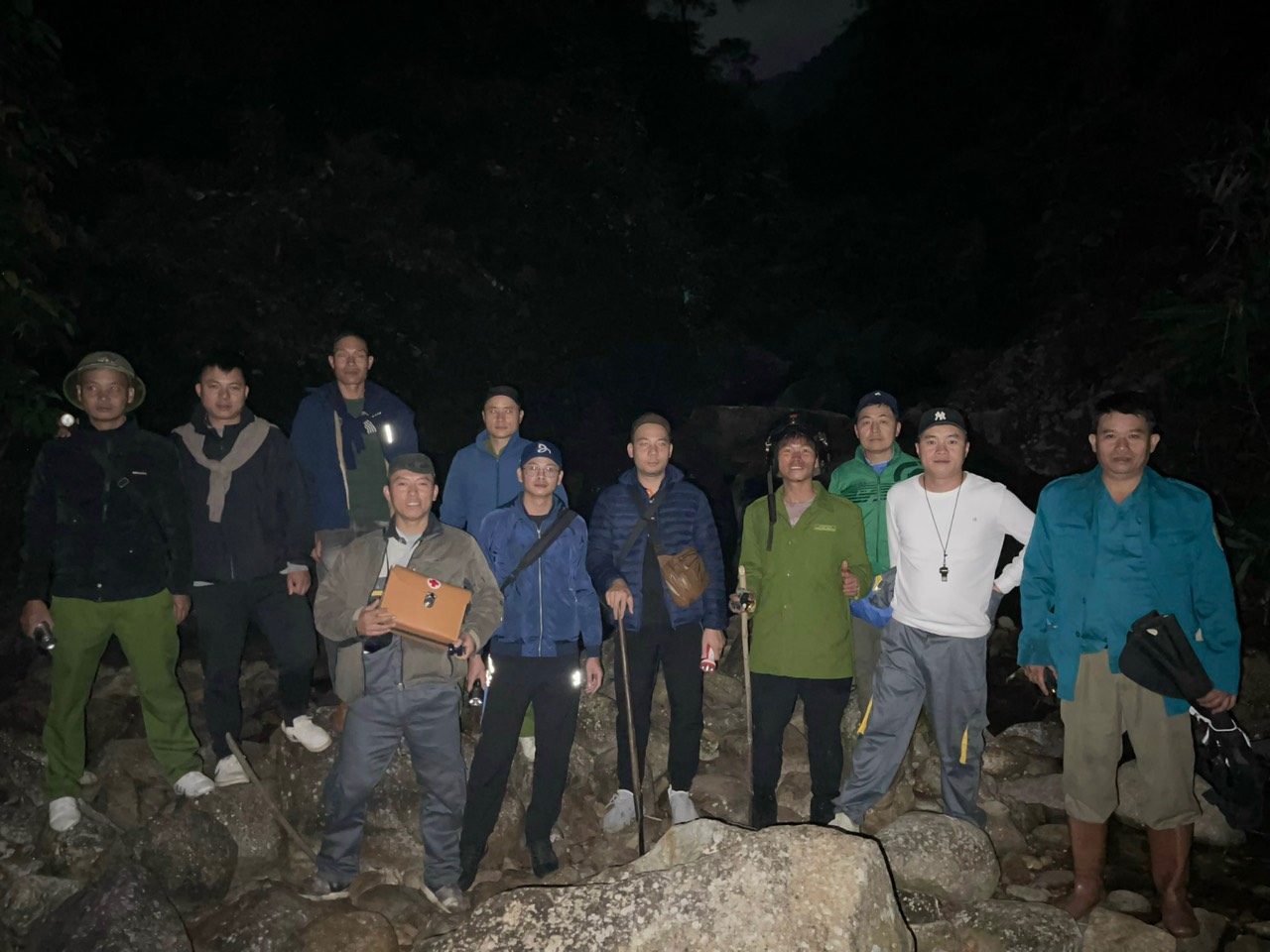 Xuy&ecirc;n đ&ecirc;m t&igrave;m kiếm, cứu hộ th&agrave;nh c&ocirc;ng phi c&ocirc;ng d&ugrave; lượn bị nạn ở Lai Ch&acirc;u - Ảnh 1.