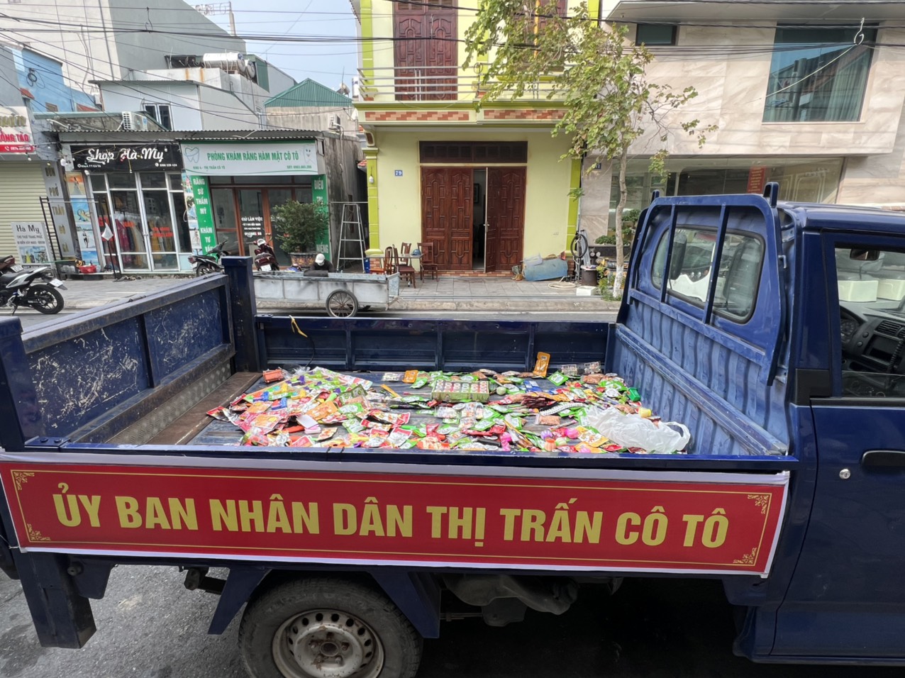 Quảng Ninh: Điều tra loại kẹo lạ khiến nhiều học sinh ăn phải bị ch&oacute;ng mặt, t&ecirc; m&ocirc;i - Ảnh 2.