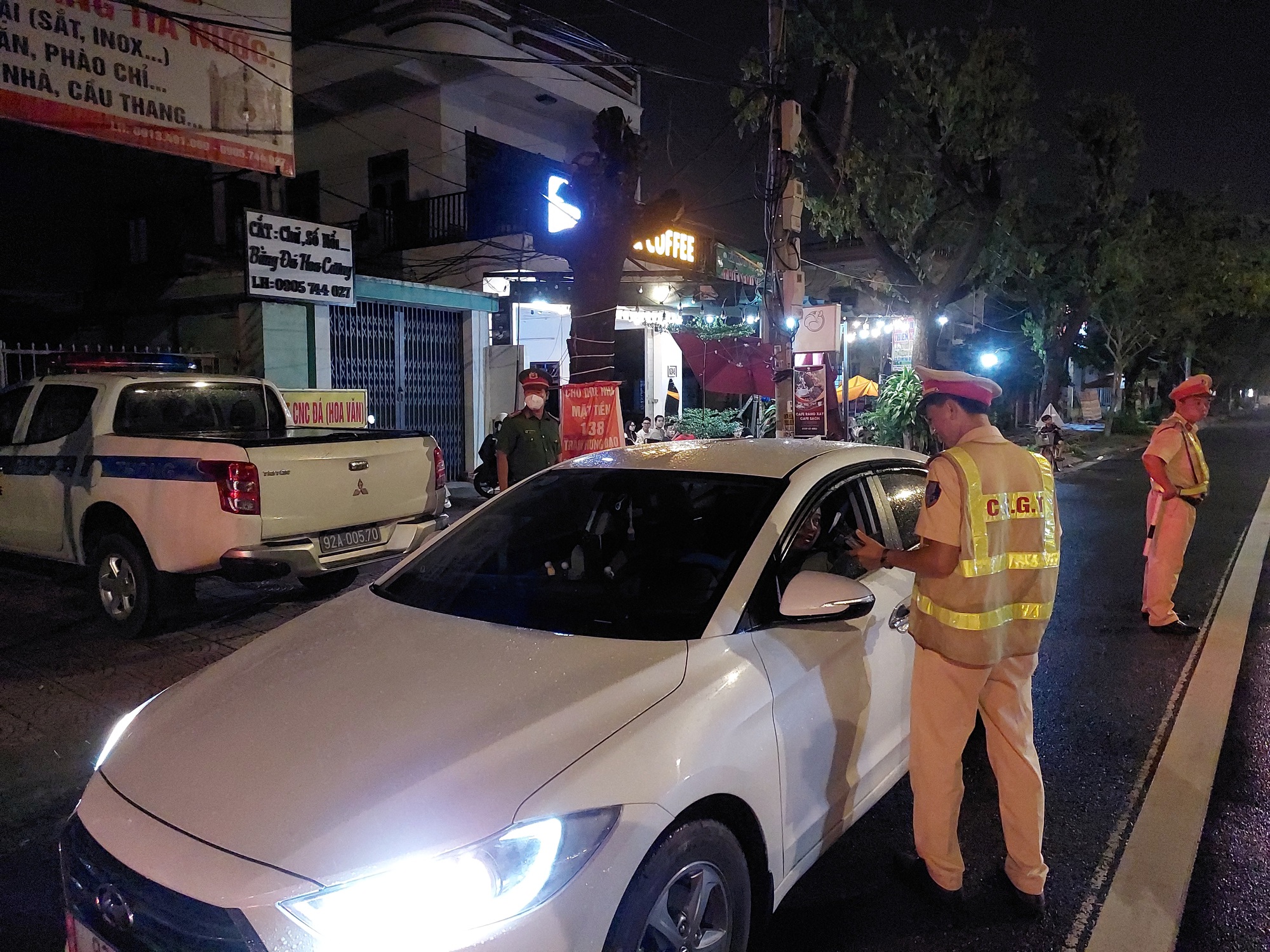 Bị CSGT kiểm tra nồng độ cồn, người đ&agrave;n &ocirc;ng n&oacute;i chỉ uống 1 chai rượu rồi bỏ đi - Ảnh 10.