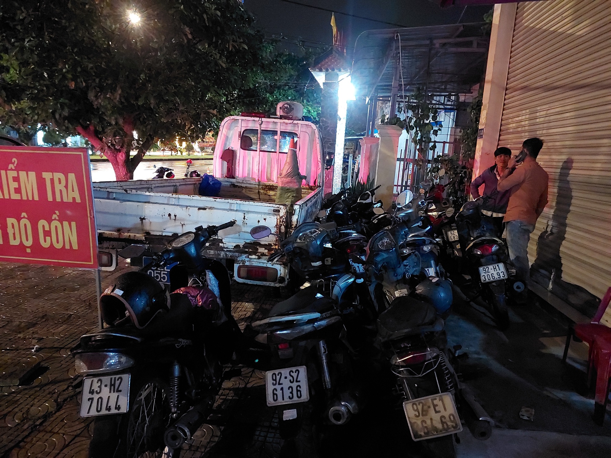 Bị CSGT kiểm tra nồng độ cồn, người đ&agrave;n &ocirc;ng n&oacute;i chỉ uống 1 chai rượu rồi bỏ đi - Ảnh 9.