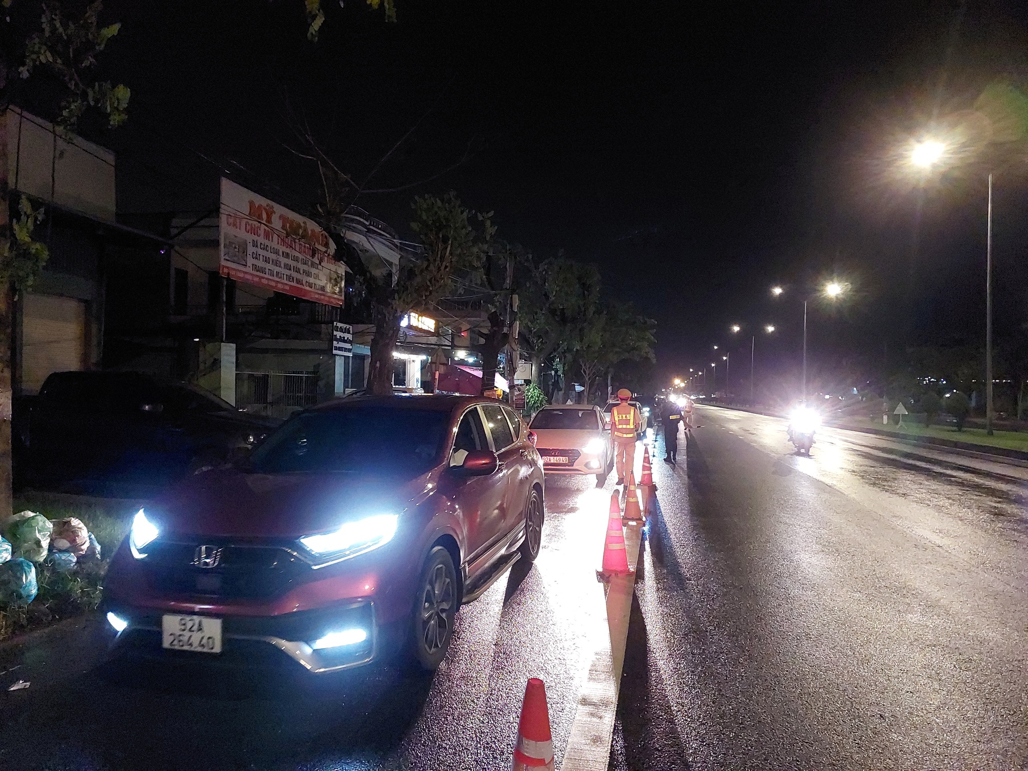 Bị CSGT kiểm tra nồng độ cồn, người đ&agrave;n &ocirc;ng n&oacute;i chỉ uống 1 chai rượu rồi bỏ đi - Ảnh 1.
