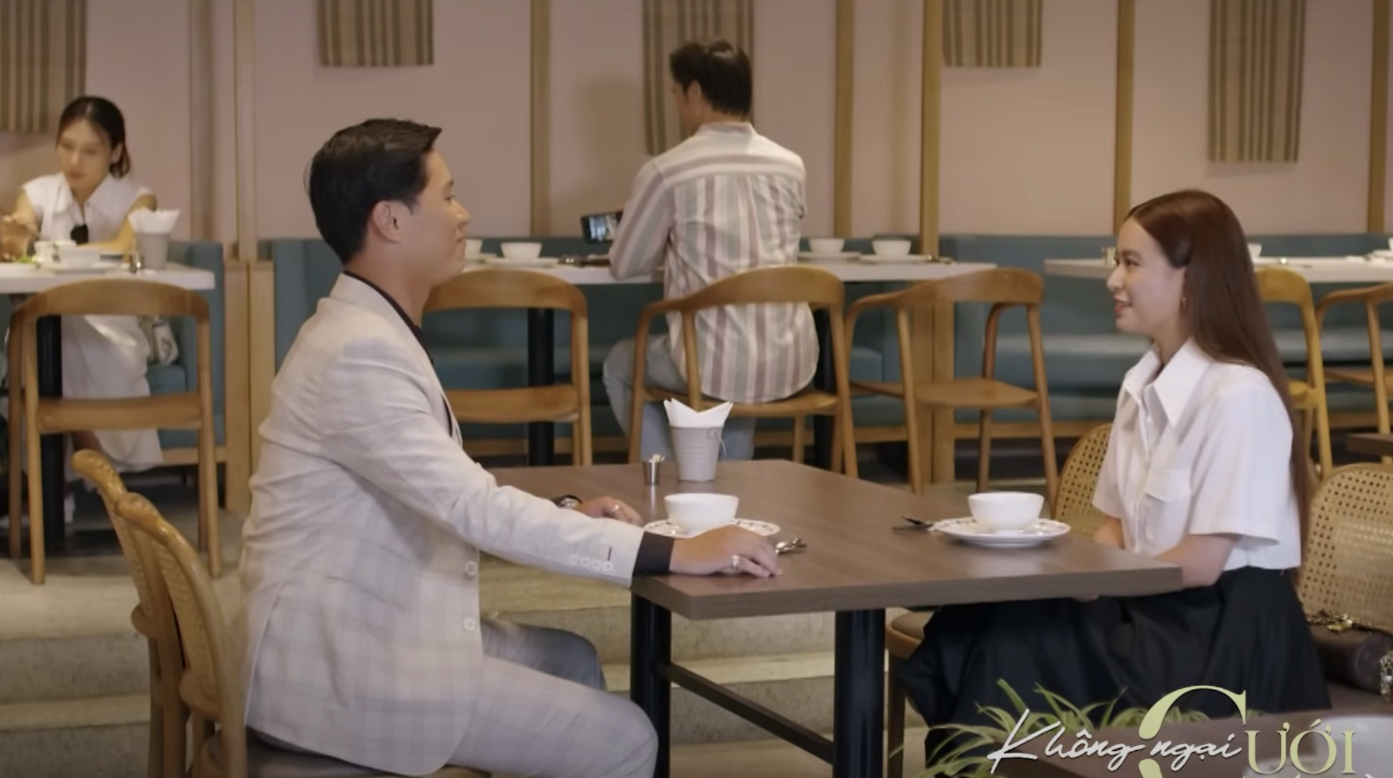 Đối t&aacute;c kh&ocirc;ng muốn trao đổi c&ocirc;ng việc, m&agrave; chỉ muốn c&oacute; thời gian để t&aacute;n tỉnh Yến.