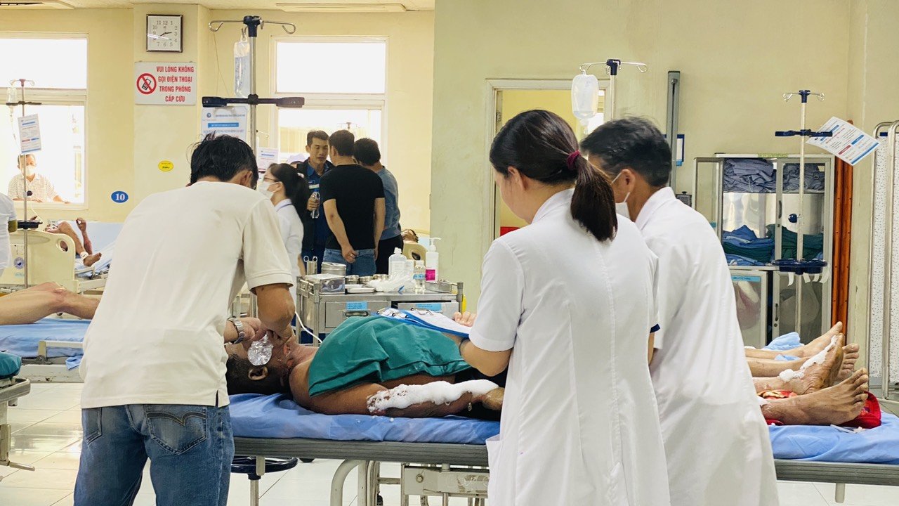 Vụ nổ ở nh&agrave; m&aacute;y đ&oacute;ng t&agrave;u Dung Quất: Huy động nhiều ekip tập trung cứu chữa 9 nạn nh&acirc;n - Ảnh 3.