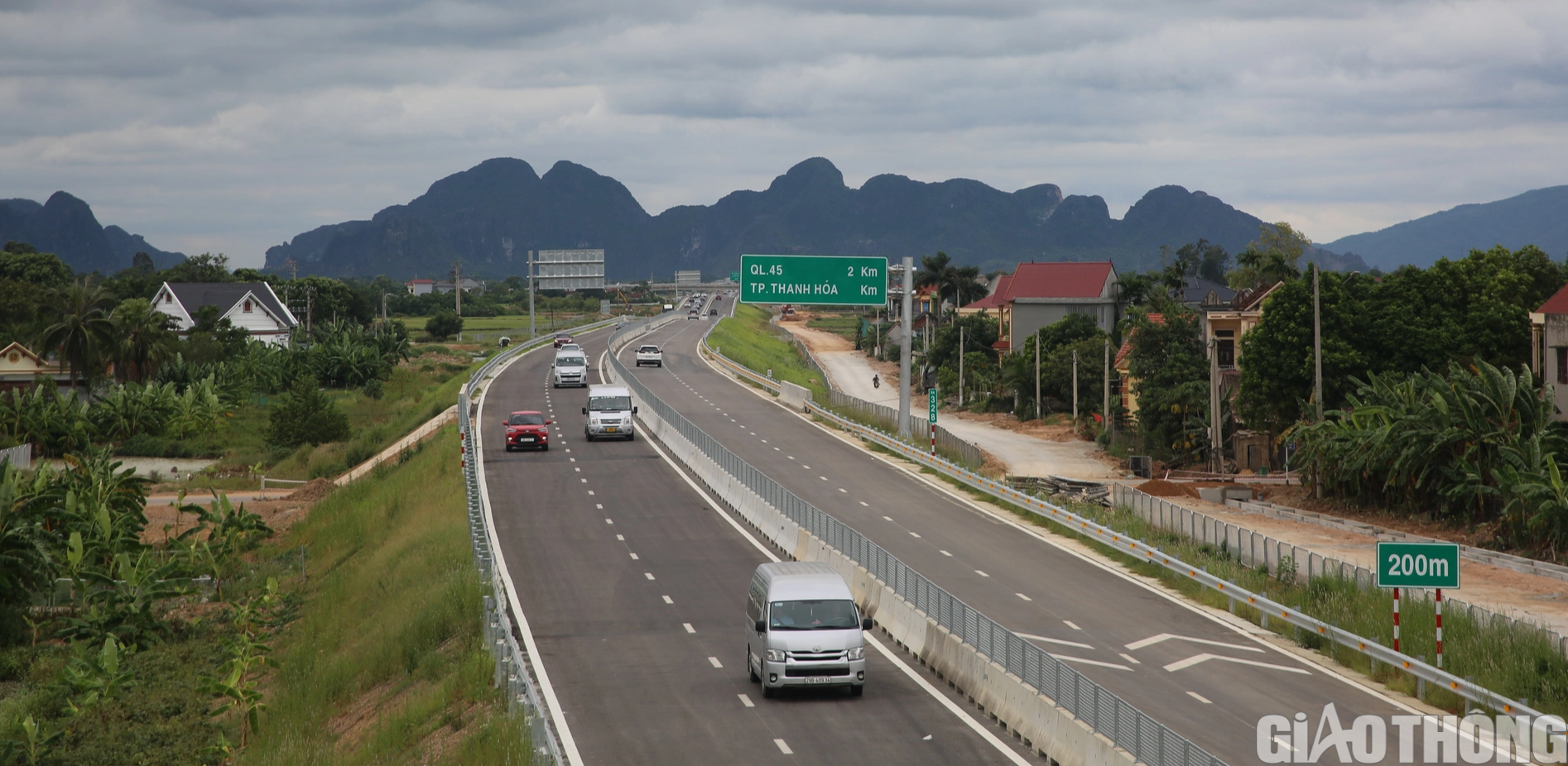 Tặng bằng khen cho c&aacute; nh&acirc;n, tập thể l&agrave;m tốt c&ocirc;ng t&aacute;c GPMB cao tốc Bắc - Nam - Ảnh 1.