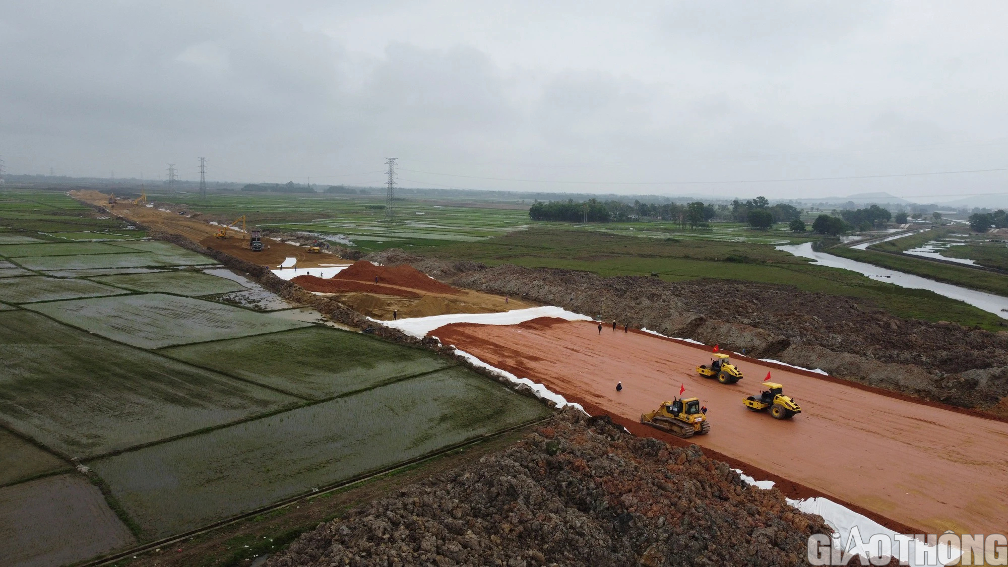 Tặng bằng khen cho c&aacute; nh&acirc;n, tập thể l&agrave;m tốt c&ocirc;ng t&aacute;c GPMB cao tốc Bắc - Nam - Ảnh 2.