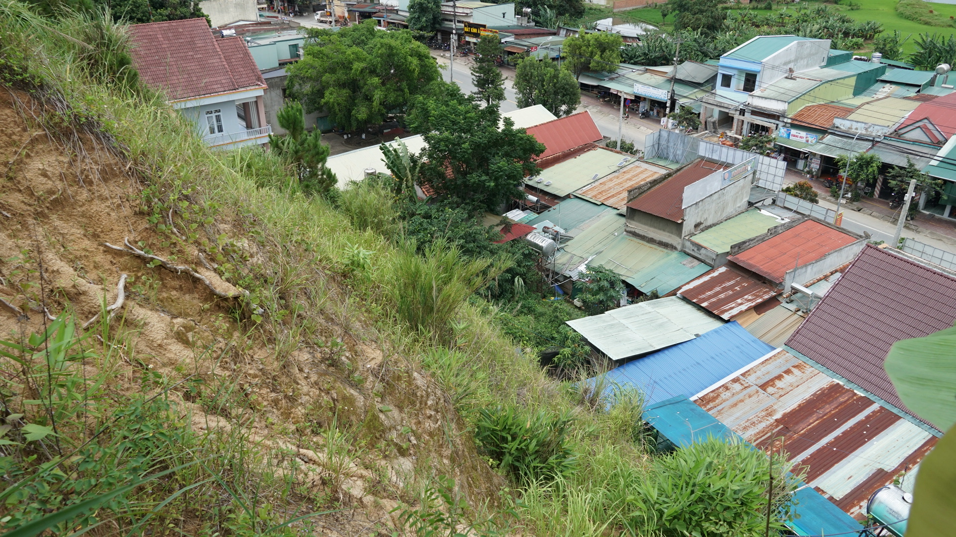  Sống dưới ch&acirc;n ngọn n&uacute;i... lở! - Ảnh 1.