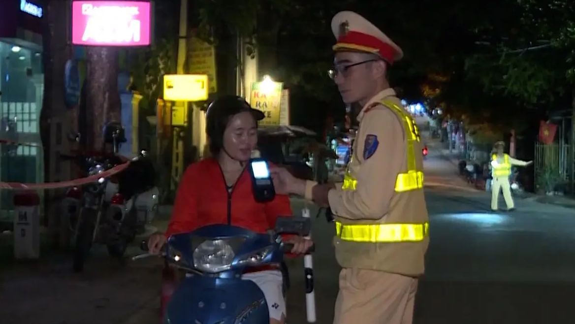 Nhiều cán bộ, học sinh ở miền núi "dính" nồng độ cồn - Ảnh 1. Nhiều cán bộ, học sinh ở miền núi "dính" nồng độ cồn - Ảnh 1.