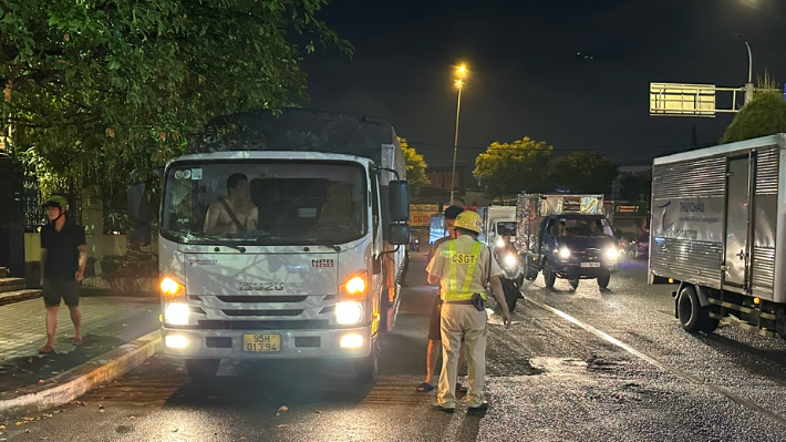 C&ocirc;ng an test ma t&uacute;y tại khu chợ lớn nhất TP Thủ Đức, nhiều t&agrave;i xế run lẩy bẩy - Ảnh 1.