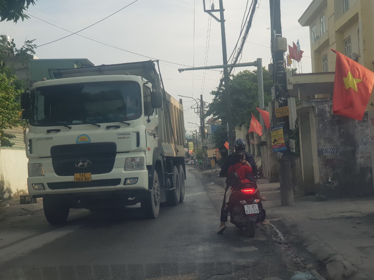 Quảng Ninh: xe "hổ vồ" thi nhau băm n&aacute;t đường giao th&ocirc;ng, g&acirc;y &ocirc; nhiễm m&ocirc;i trường - Ảnh 1.