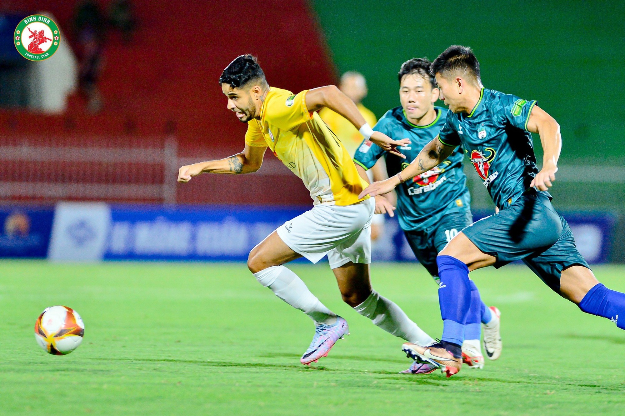 V-League: Tuấn Anh chơi ấn tượng, HAGL vẫn thua dễ B&igrave;nh Định  - Ảnh 1.