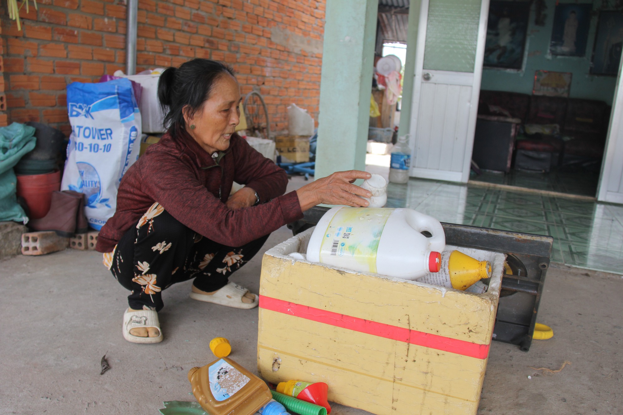 Thảm cảnh b&agrave; nội 70 tuổi lượm ve chai, nu&ocirc;i ch&aacute;u mồ c&ocirc;i cha v&igrave; TNGT - Ảnh 3.