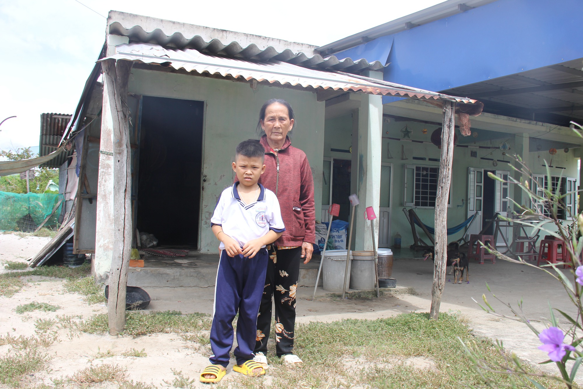 Thảm cảnh b&agrave; nội 70 tuổi lượm ve chai, nu&ocirc;i ch&aacute;u mồ c&ocirc;i cha v&igrave; TNGT - Ảnh 1.