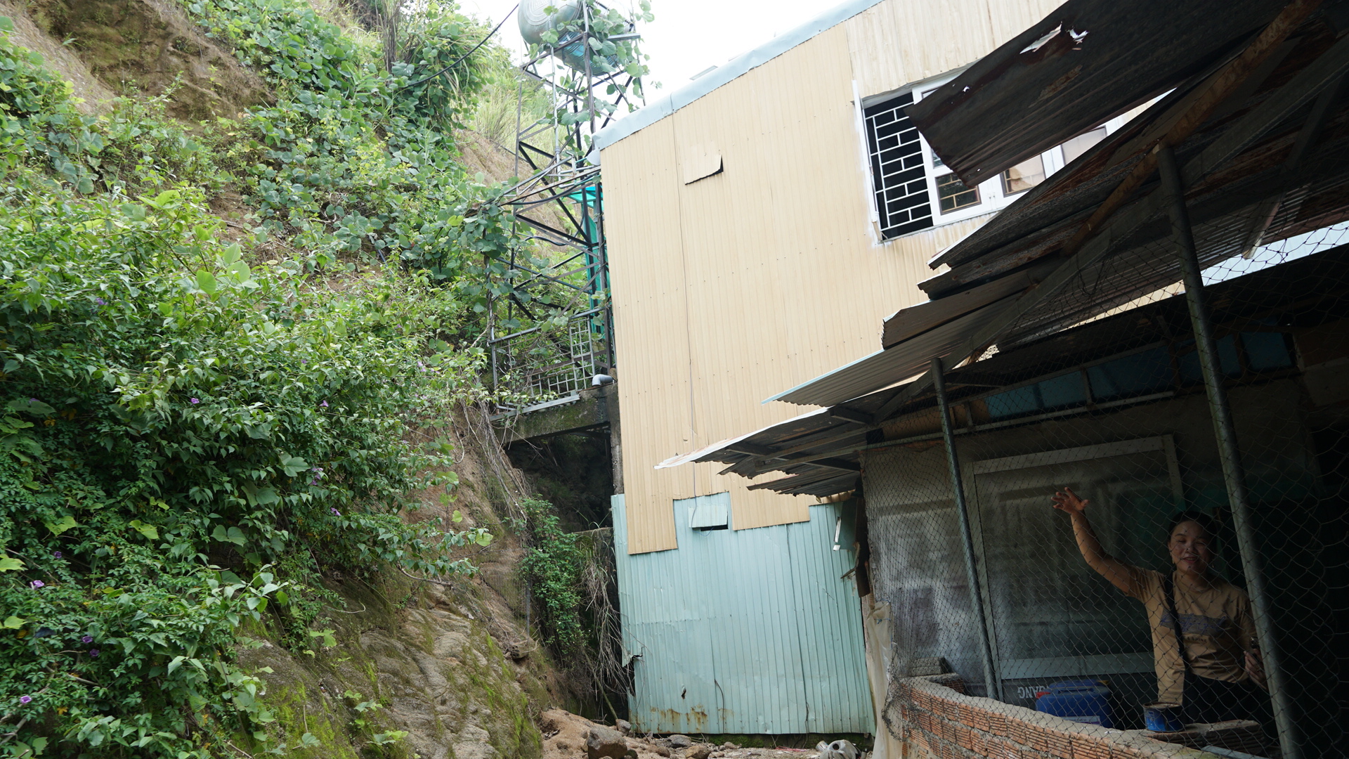  Sống dưới ch&acirc;n ngọn n&uacute;i... lở! - Ảnh 2.