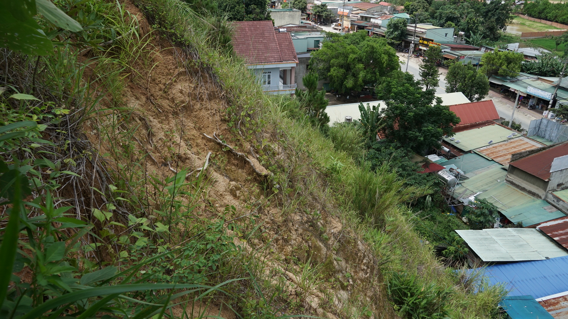  Sống dưới ch&acirc;n ngọn n&uacute;i... lở! - Ảnh 3.