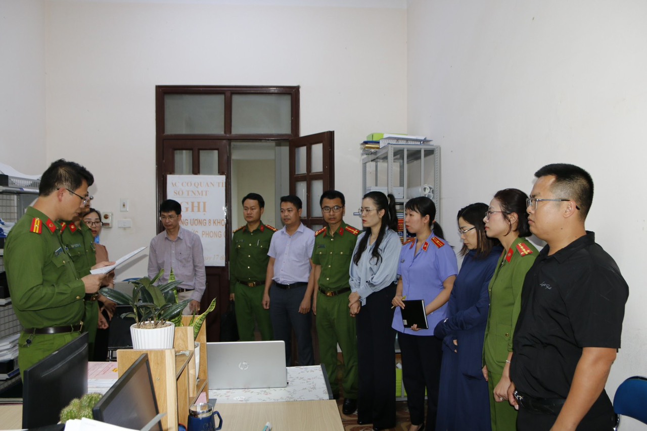 Lai Ch&acirc;u: Bắt nh&acirc;n vi&ecirc;n văn ph&ograve;ng đăng k&yacute; đất đai giả mạo sổ đỏ chiếm đoạt tr&ecirc;n 3 tỷ đồng  - Ảnh 1.