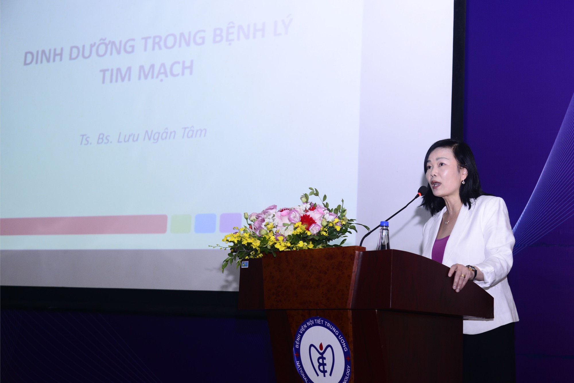 Tiến sĩ – bác sĩ Lưu Ngân Tâm, Trưởng khoa Dinh dưỡng Bệnh viện Chợ Rẫy (TPHCM) - chia sẻ tại khóa tập huấn Chăm sóc dinh dưỡng bệnh lý do Vinamilk cùng Câu lạc bộ Điều dưỡng trưởng Việt Nam tổ chức. Tiến sĩ – bác sĩ Lưu Ngân Tâm, Trưởng khoa Dinh dưỡng Bệnh viện Chợ Rẫy (TPHCM) - chia sẻ tại khóa tập huấn Chăm sóc dinh dưỡng bệnh lý do Vinamilk cùng Câu lạc bộ Điều dưỡng trưởng Việt Nam tổ chức.