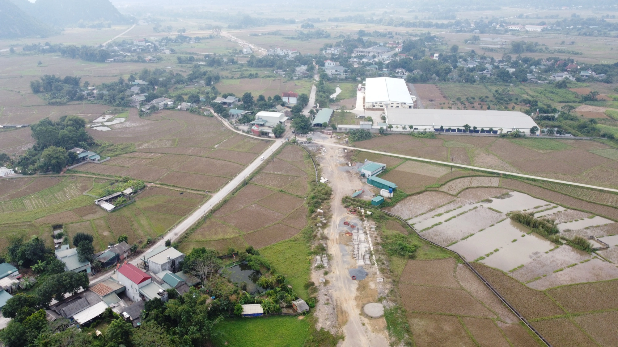 Vắng b&oacute;ng người thi c&ocirc;ng tại dự &aacute;n đường h&agrave;ng trăm tỷ ở H&ograve;a B&igrave;nh - Ảnh 1.