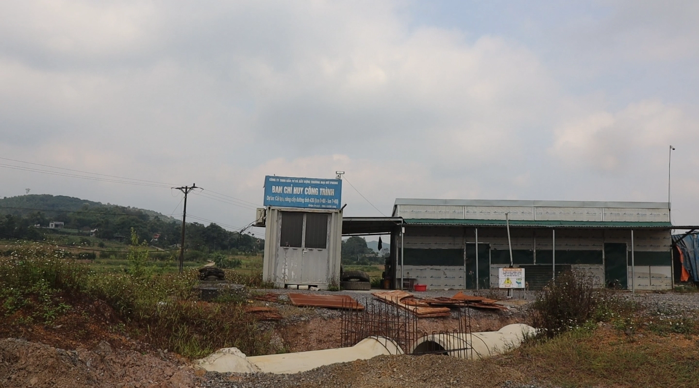Vắng b&oacute;ng người thi c&ocirc;ng tại dự &aacute;n đường h&agrave;ng trăm tỷ ở H&ograve;a B&igrave;nh - Ảnh 2.