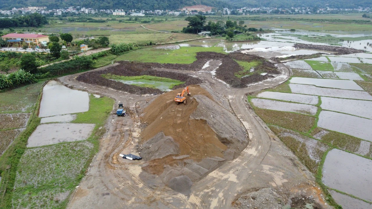 Vắng b&oacute;ng người thi c&ocirc;ng tại dự &aacute;n đường h&agrave;ng trăm tỷ ở H&ograve;a B&igrave;nh - Ảnh 4.