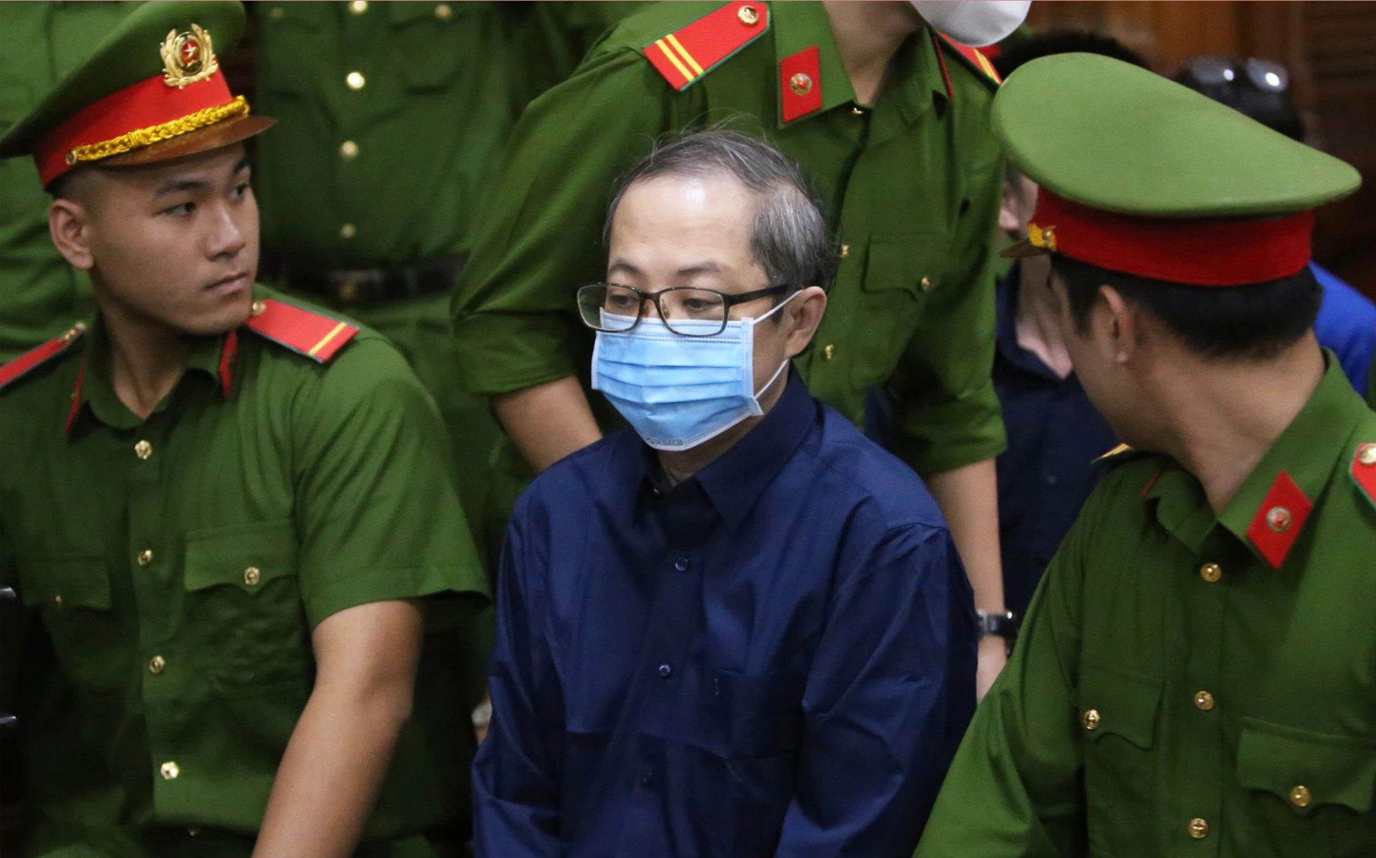 Cựu Gi&aacute;m đốc BV Thủ Đức nhận tội, xin nộp tiền khắc phục hậu quả sau khi được gặp mẹ - Ảnh 1.