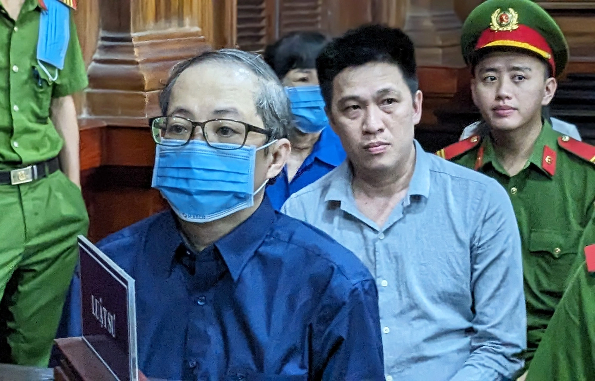 Cựu Gi&aacute;m đốc Bệnh viện TP Thủ Đức bị đề nghị tuy&ecirc;n phạt 21 - 23 năm t&ugrave; - Ảnh 1.