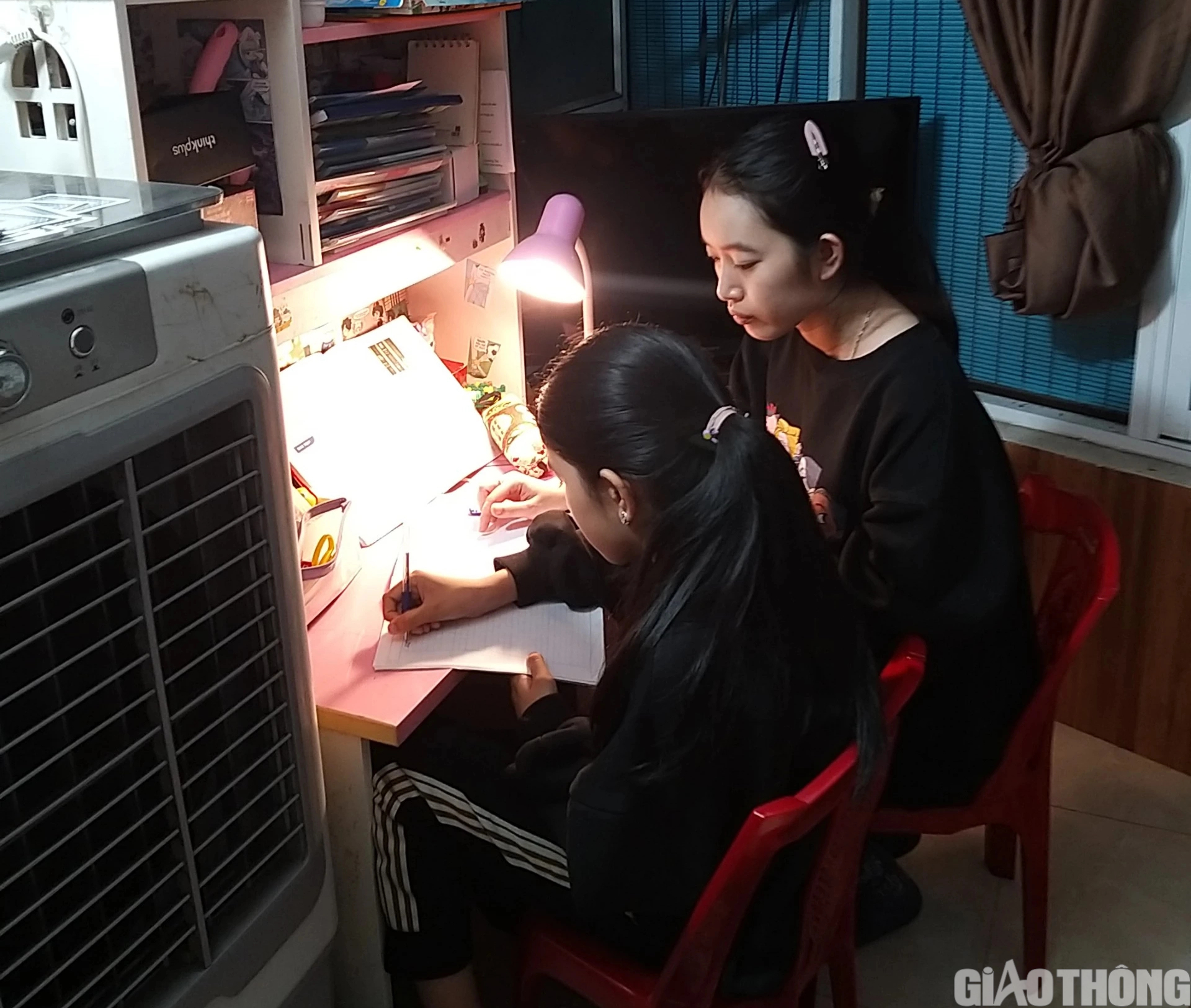 Ông bà nội già yếu gồng gánh nuôi 3 cháu mồ côi cả cha lẫn mẹ - Ảnh 2. Ông bà nội già yếu gồng gánh nuôi 3 cháu mồ côi cả cha lẫn mẹ - Ảnh 2.