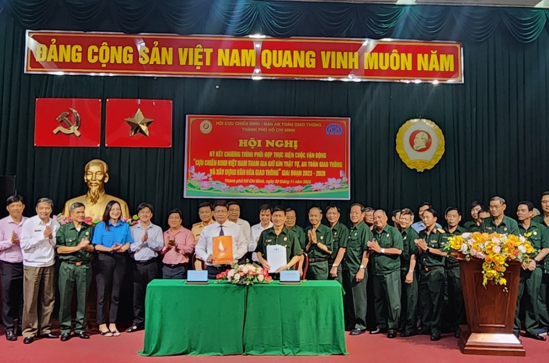 Cựu chiến binh TP.HCM gương mẫu tham gia đảm bảo trật tự an to&agrave;n giao th&ocirc;ng - Ảnh 2.