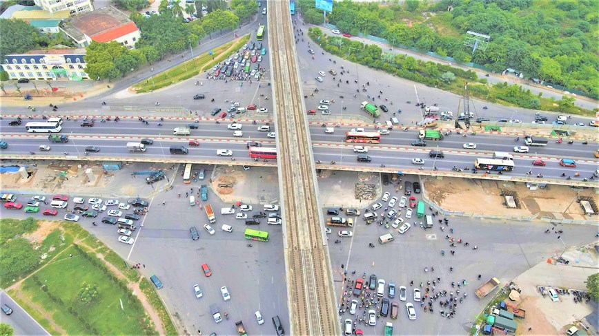 Sau 9 th&aacute;ng khởi c&ocirc;ng, hai đơn nguy&ecirc;n cầu đ&ocirc; thị n&uacute;t giao Mai Dịch thi c&ocirc;ng thế n&agrave;o? - Ảnh 1.
