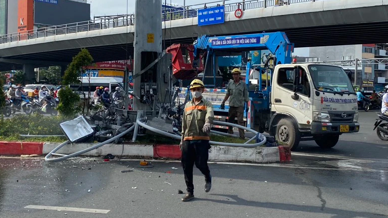 Gi&agrave;n đ&egrave;n cao &aacute;p đổ sập ở ng&atilde; tư H&agrave;ng Xanh, một c&ocirc;ng nh&acirc;n bị thương nặng - Ảnh 2.