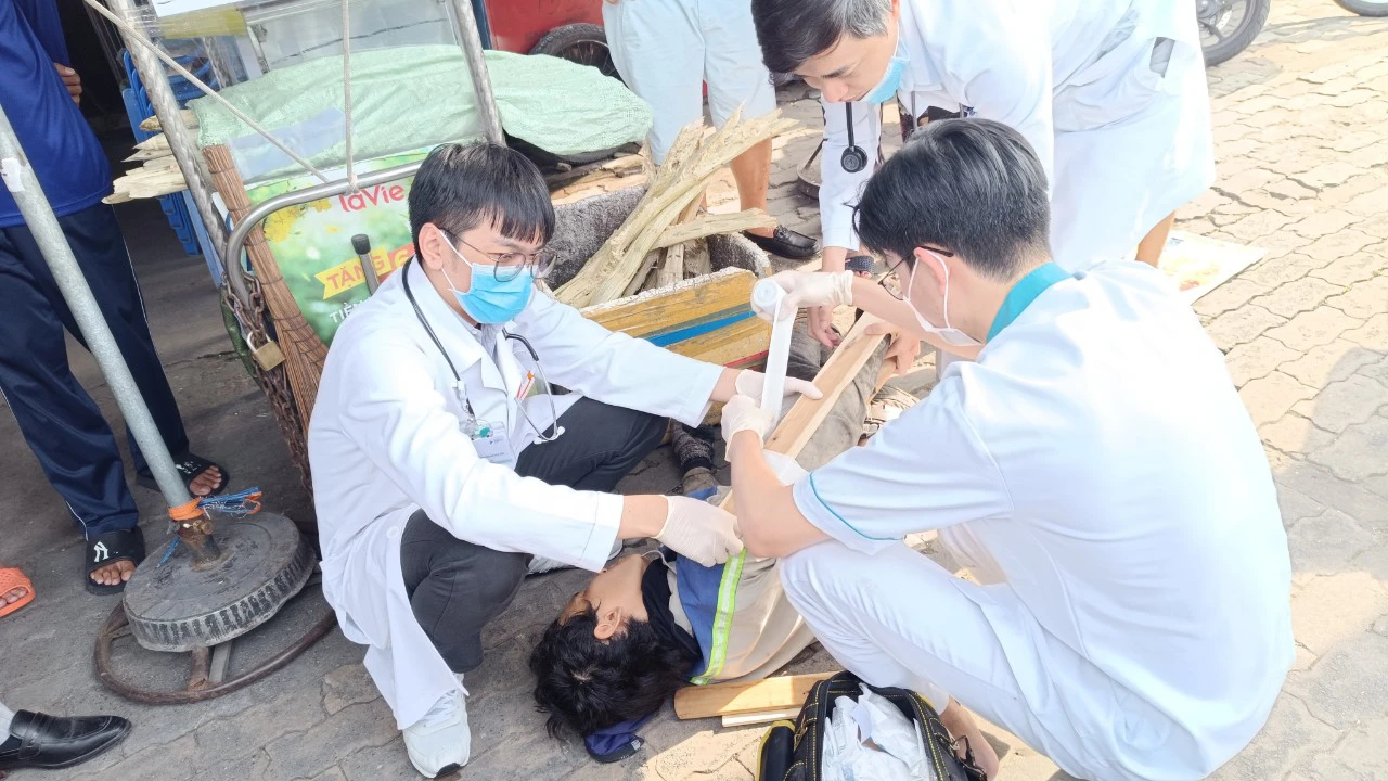 Gi&agrave;n đ&egrave;n cao &aacute;p đổ sập ở ng&atilde; tư H&agrave;ng Xanh, một c&ocirc;ng nh&acirc;n bị thương nặng - Ảnh 1.