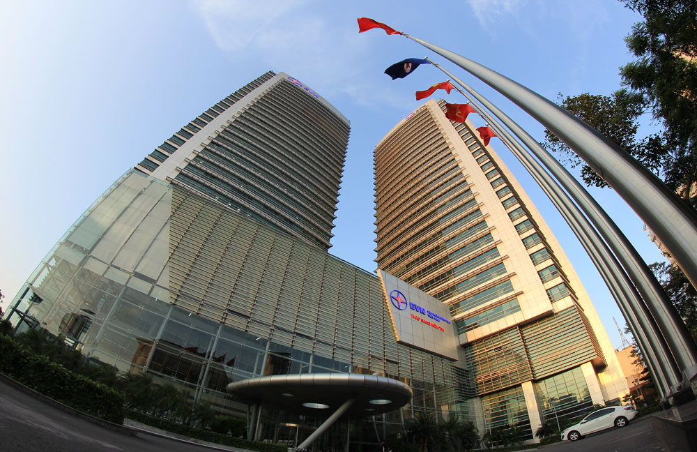 Bắt tạm giam 5 c&aacute;n bộ Tập đo&agrave;n Điện lực v&agrave; Bộ C&ocirc;ng thương - Ảnh 1.