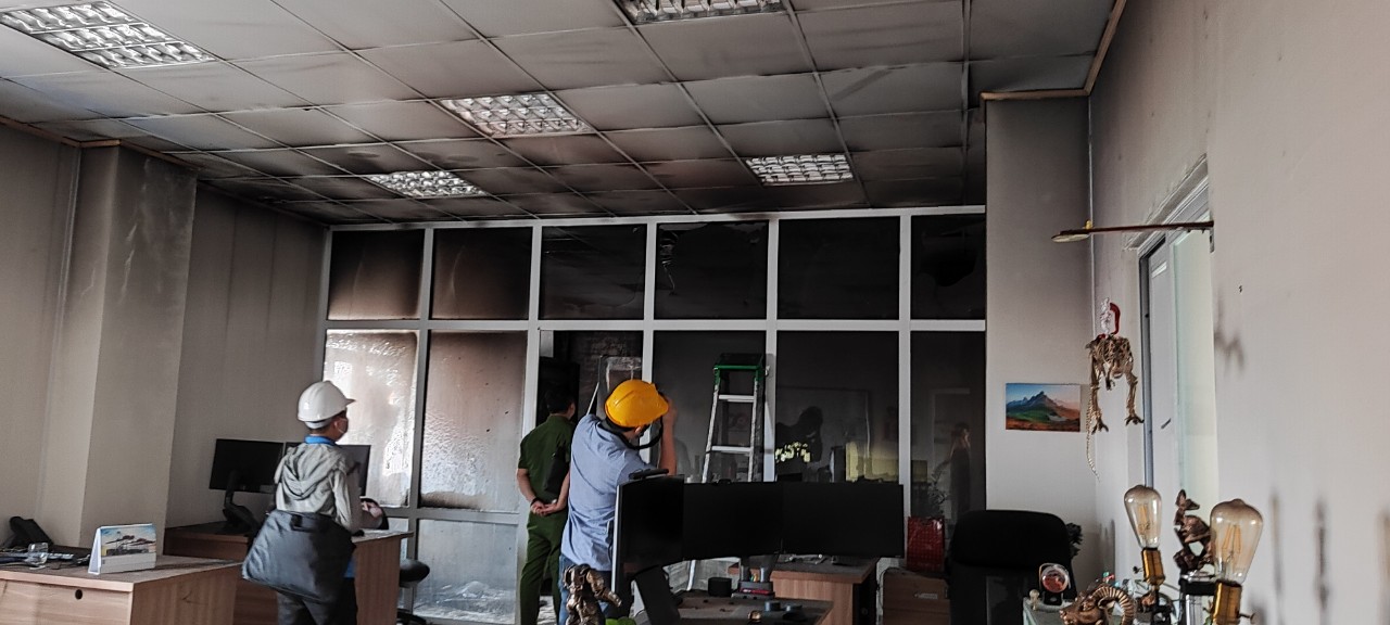 Hải Ph&ograve;ng: Ch&aacute;y ph&ograve;ng CNTT Cảng Nam Đ&igrave;nh Vũ  - Ảnh 1.