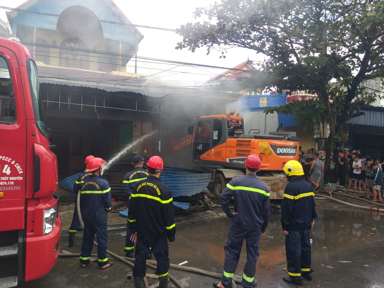 Hải Ph&ograve;ng: Ch&aacute;y kho chứa gi&agrave;y d&eacute;p cạnh tỉnh lộ 359C - Ảnh 2.