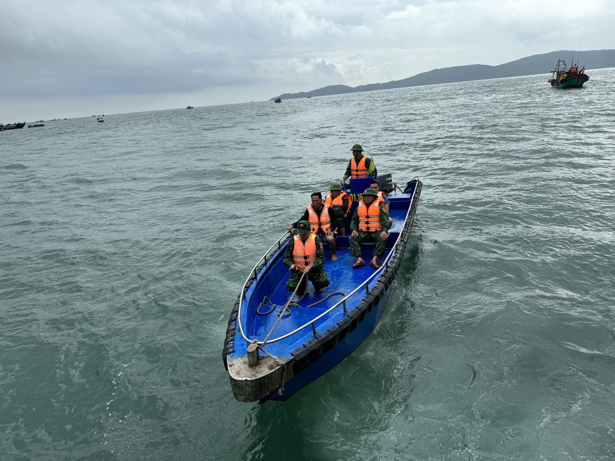 Quảng Ninh: T&agrave;u ch&igrave;m, t&igrave;m thấy thi thể nam ngư d&acirc;n mắc kẹt trong khoang m&aacute;y - Ảnh 1.